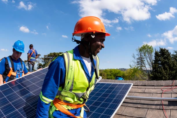 Real Career Opportunities: Solar Power Technicians — What the Job Is, Who’s Hiring, and How Much It Pays Post image